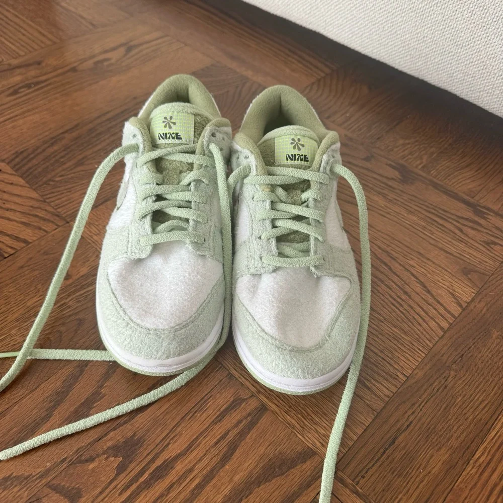 Women’s Nike Dunk Low SE 'Fleece - Honeydew' - Picture 4 of 5